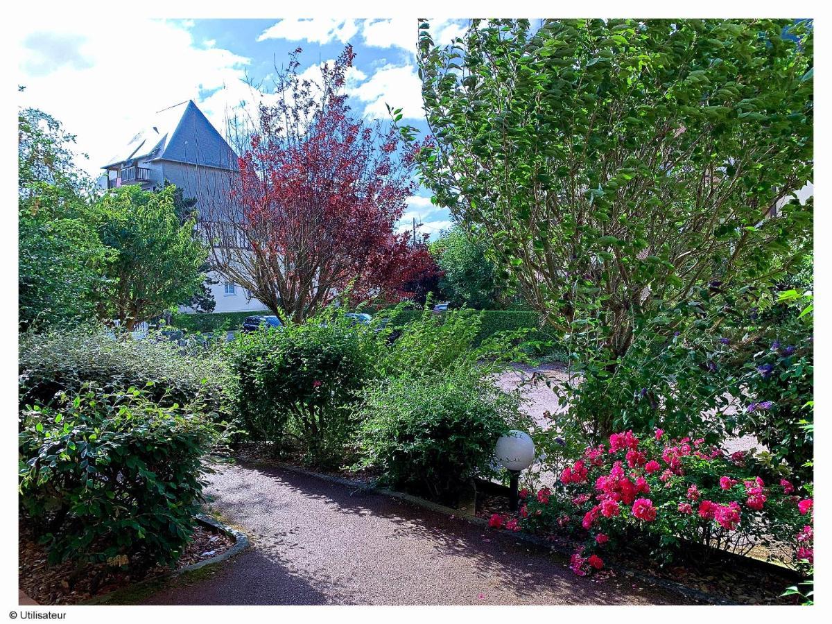 Cabourg, Appartement Plain Pied Avec Terrasse Acces Direct A La Plage Exterior foto